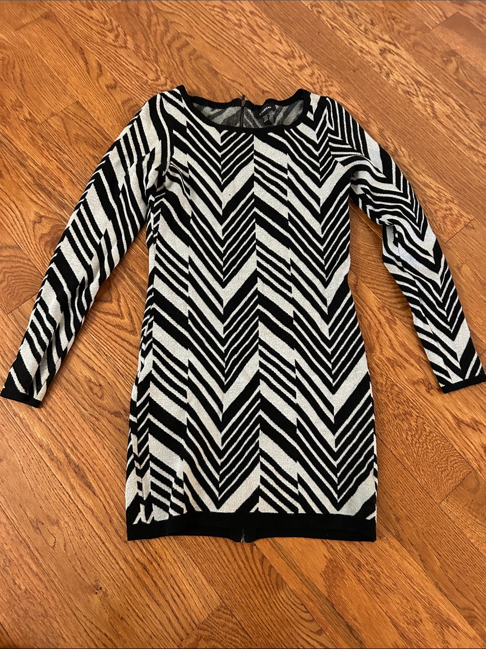 le chateau Black and White Chevron Long Sleeve Dress